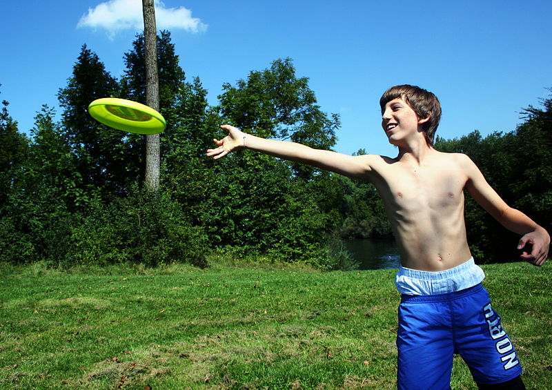 800px-Frisbee_Wurf_Badeplatz.JPG